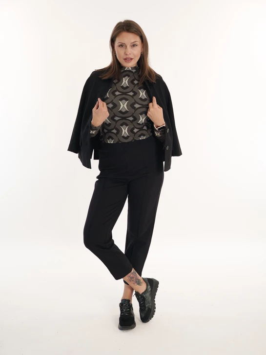 CATNOIR & WONDERS – elegáns fekete ruha grafikus mintával és sportos stílusban