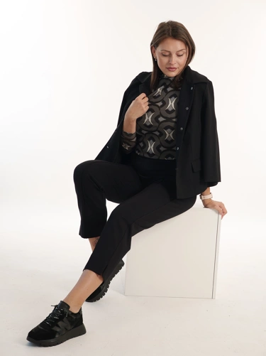 CATNOIR & WONDERS – elegáns fekete ruha grafikus mintával és sportos stílusban (4)